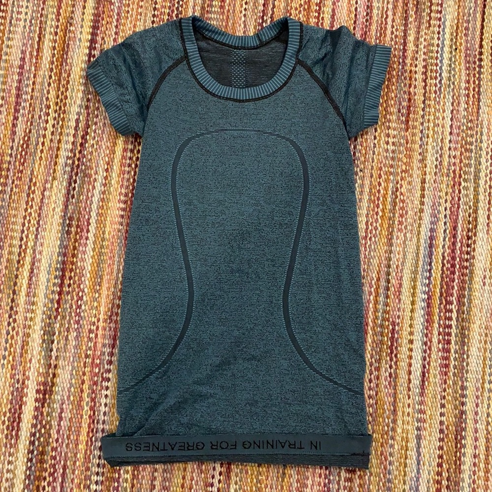Lululemon swiftly tech short sleeve - size 2 (iron blue)